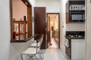 Geladeira, micro-ondas, fogão, cooktop