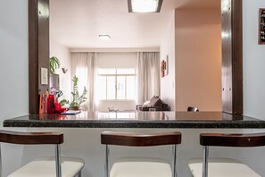 Apartamento | Cozinha privada | Geladeira, micro-ondas, fogão, cooktop