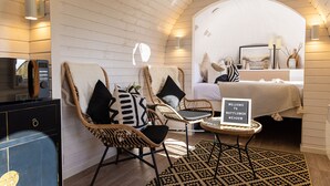A cozy room with a bed, two wicker chairs, a small table, and a sign reading "Welcome to Mayflower Meadow." - Indrek - Mayflower Meadow (Driffield)