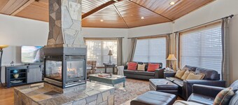 Prime Location with Hot Tub + Theater Room + Close to Slopes - Apex Lodge South