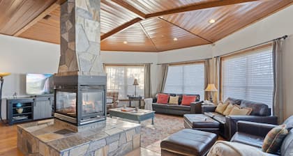 Prime Location with Hot Tub + Theater Room + Close to Slopes - Apex Lodge South