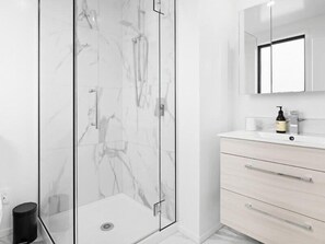Shower, hair dryer, towels - Central Convenience on Armagh (Christchurch)