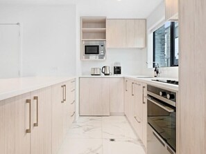 Frigorífico, microondas, placa de cocina y lavavajillas