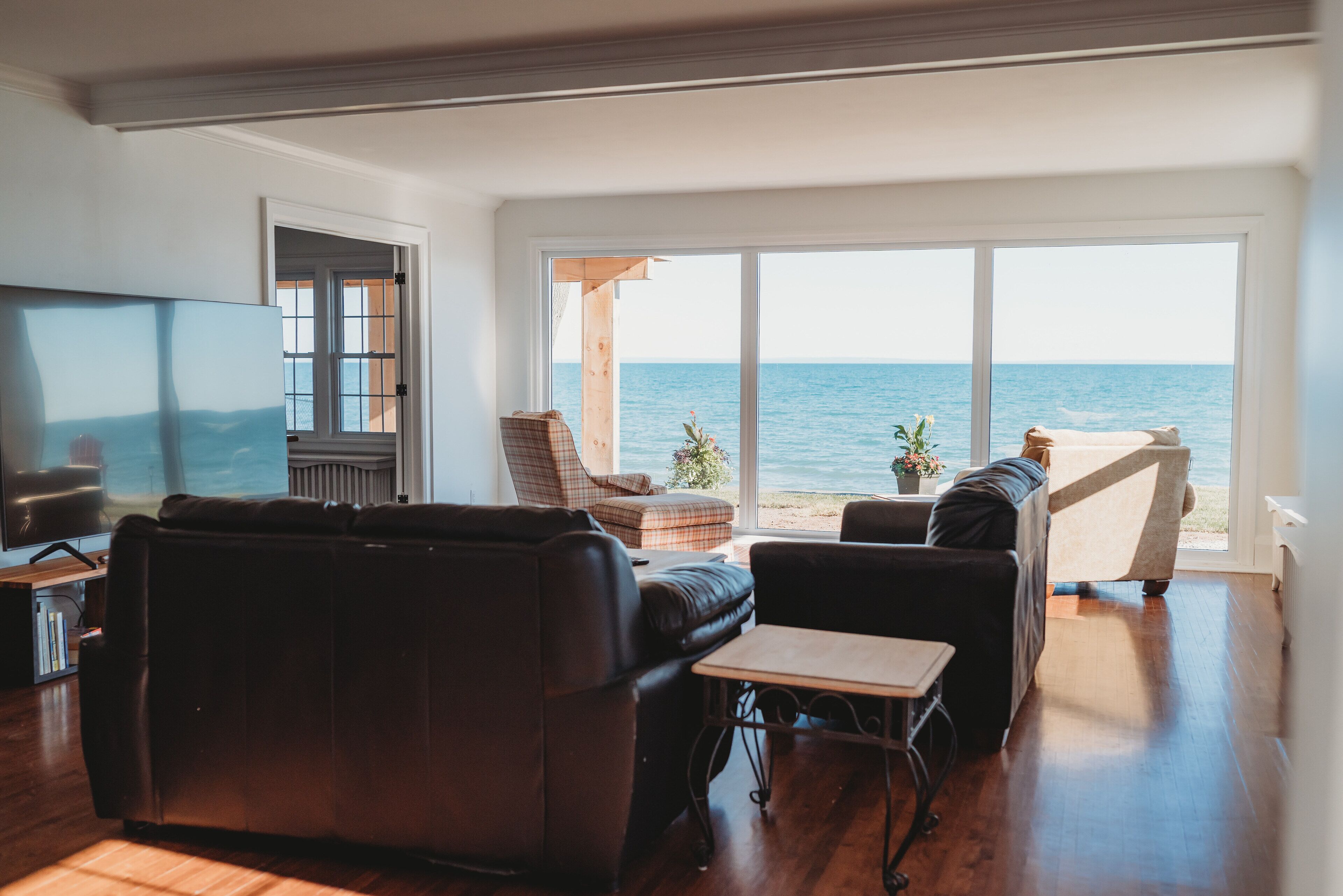 Niagara Lakehouse Luxury Beachfront Cottage Rental! 