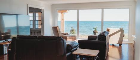 Smart TV, chimenea, futbolito y libros