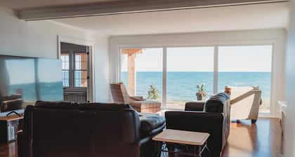 Price Reduced- Perfect for large groups!!! Niagara Lakehouse Luxury Beachfront