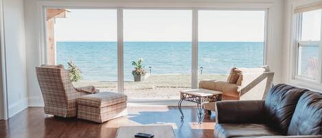 Téléviseur connecté, foyer, table de baby-foot, livres