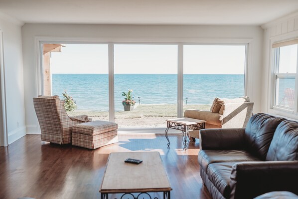 スマートテレビ、暖炉、テーブルサッカー台、書庫