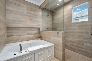 Douche, séchoir à cheveux, serviettes fournies
