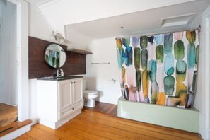 Badewanne, Handtücher, Toilettenpapier