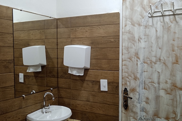 Deluxe Room | Bathroom | Shower, rainfall showerhead, towels