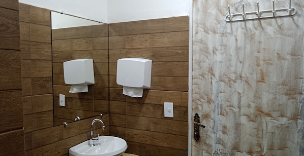 Deluxe Room | Bathroom | Shower, rainfall showerhead, towels - Pousada Oceano e Mar (Ilhabela)