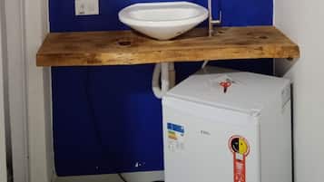 Standard Quadruple Room | Bathroom | Shower, rainfall showerhead, towels