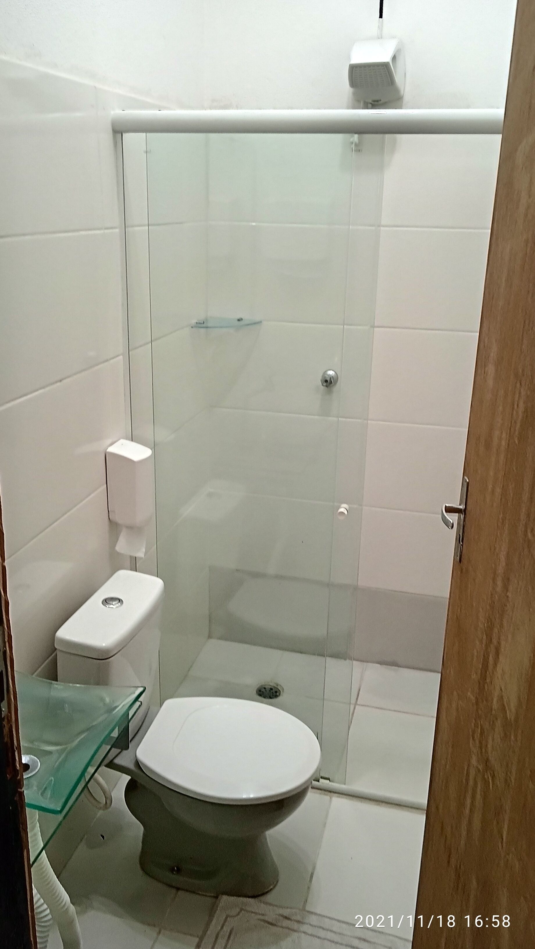 Deluxe kamer | Badkamer | Een douche, een regendouche, handdoeken