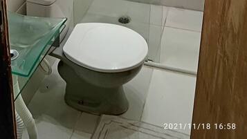 Deluxe kamer | Badkamer | Een douche, een regendouche, handdoeken