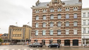 A historic building with a prominent entrance and multiple windows. - Riverview Studio in Historical Heart of Antwerp (Antwerpen)
