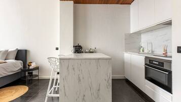 Réfrigérateur, micro-ondes, four, plaque de cuisson