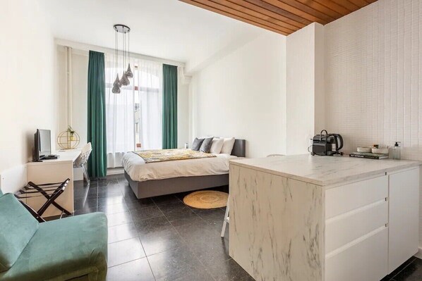1 bedroom, desk, iron/ironing board, travel crib - Riverview Studio in Historical Heart of Antwerp (Antwerpen)