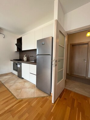 Fridge, oven, dishwasher, coffee/tea maker