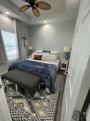 1 bedroom, desk, WiFi, bed sheets