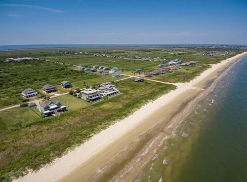 EV charger, stylish 1bdrm beach cottage sleeps 4,  quiet walk to beach, fenced.