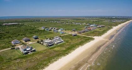 EV charger, stylish 1bdrm beach cottage sleeps 4, quiet walk to beach, fenced.