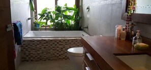 Douche, sèche-cheveux, serviettes fournies, savon