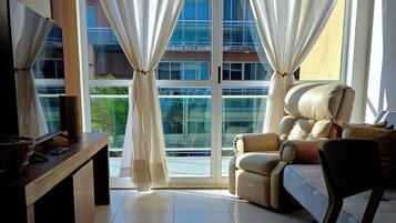 Cobertura superluxo | Área de estar | TV LED 56 polegadas com canais a cabo, TV