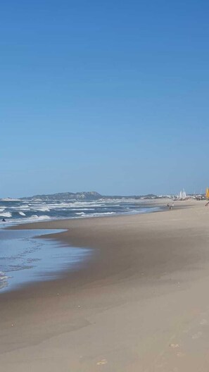 On the beach, white sand, beach umbrellas, beach towels - BEACH PARK PALM - COBERTURA LUXO (Aquiraz)