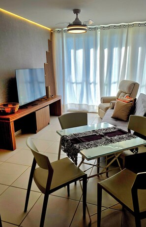 Toetasjesleilighet – premium | Oppholdsområde | En 56-tommers LED-TV med kabel-kanaler samt TV