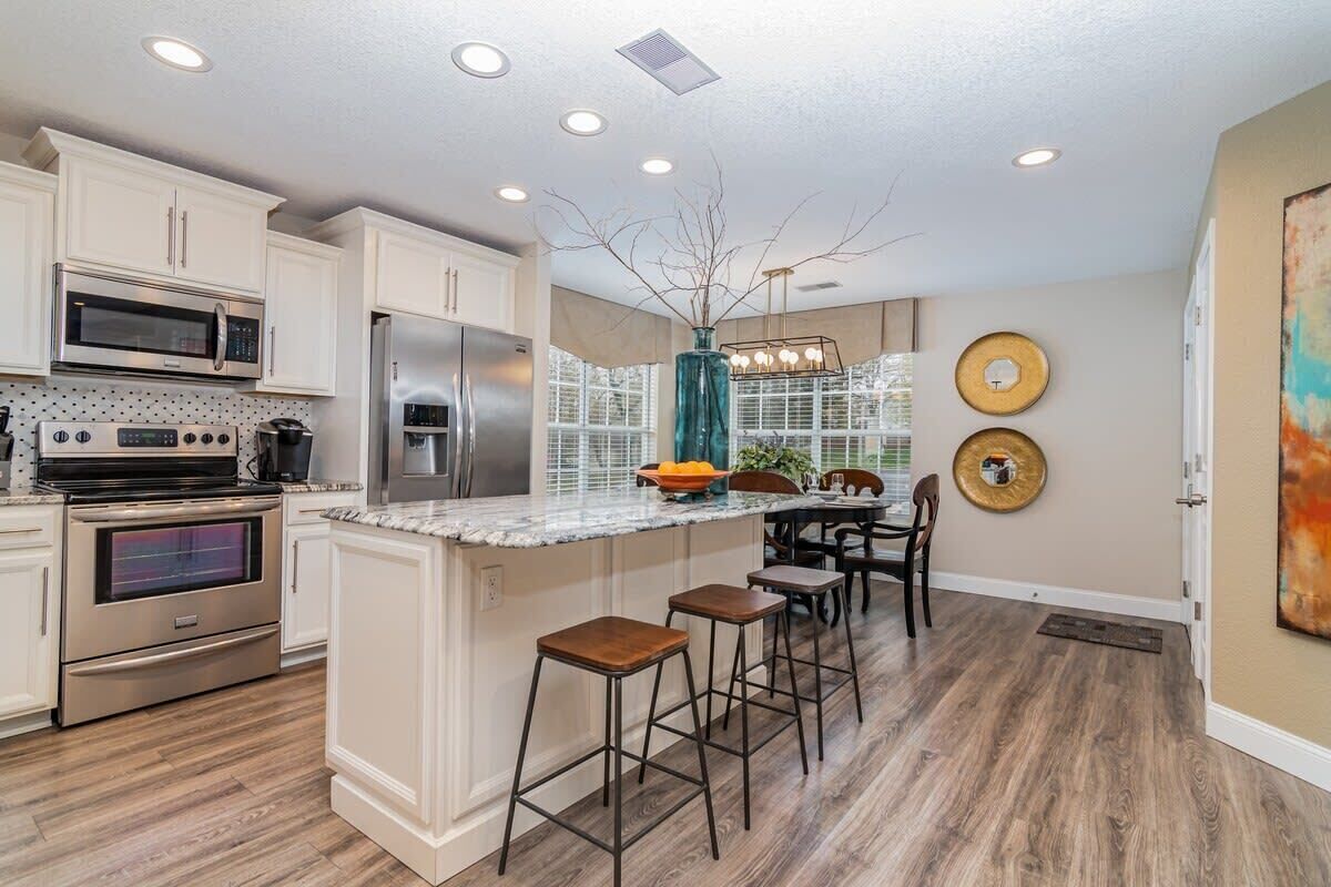 冷蔵庫、電子レンジ、オーブン、コンロ