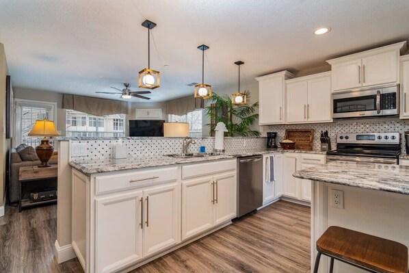 Refrigerador, microondas, horno y parrilla de estufa 