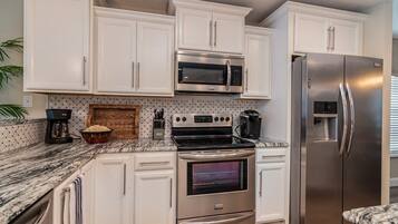 Lemari es, microwave, oven, dan kompor