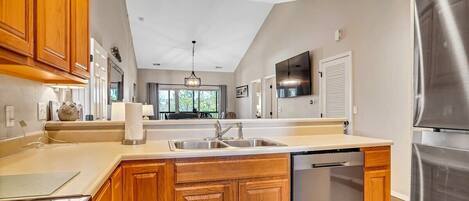 ثلاجة، ميكروويف، فرن، موقد طهي مسطح