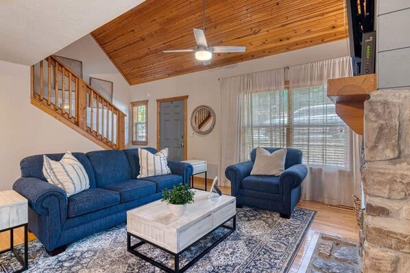 Taulutelevisio, takka, työhuone