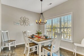 Dining - Lovely 2 Bedroom Condo in StoneBridge! (Branson West)