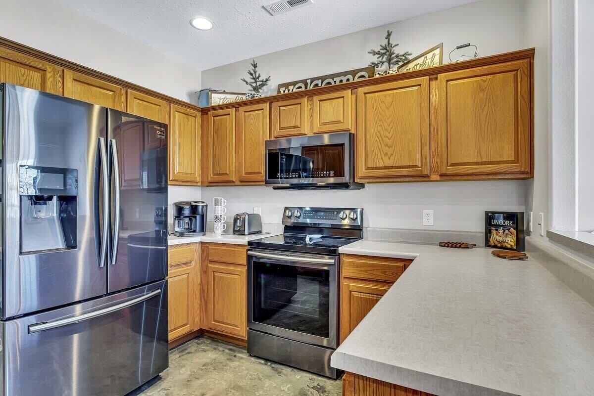 Coffee/tea maker, fridge, microwave, oven