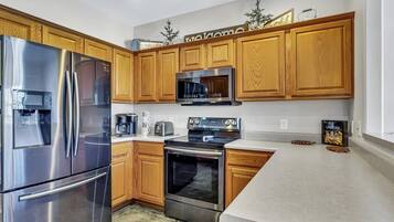 Coffee/tea maker, fridge, microwave, oven