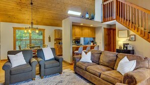 A spacious living room with a high ceiling, a dining area, and a kitchen. - Modern Lodge, 3 Miles from Silver Dollar City! (Reeds Spring)