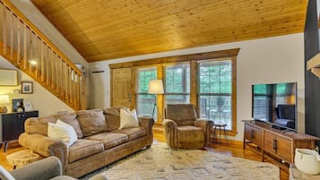 Una televisión, una chimenea, una oficina