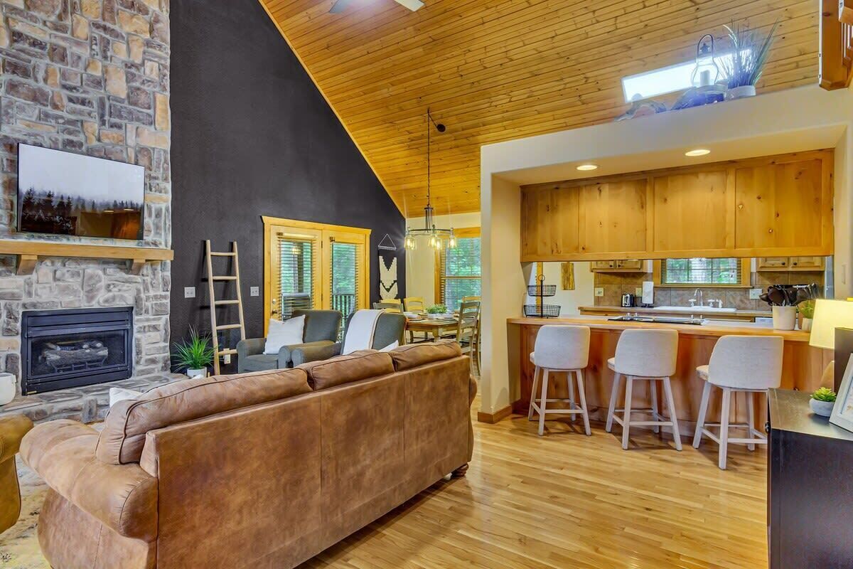 Televisión, chimenea y oficina 