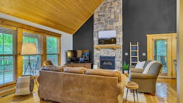 Una televisión, una chimenea, una oficina