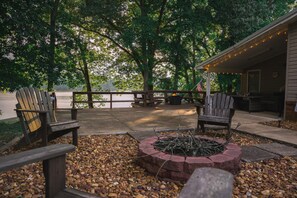 Terrace/patio - Sunset Cove - Waterfront - Private Slips - Relax & Unwind on KY Lake - TN River (Camden)