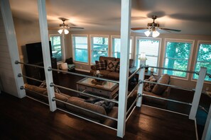 TV connectée, cheminée, table de tennis de table, livres