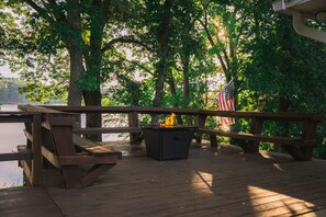 Terrace/patio - Sunset Cove - Waterfront - Private Slips - Relax & Unwind on KY Lake - TN River (Camden)
