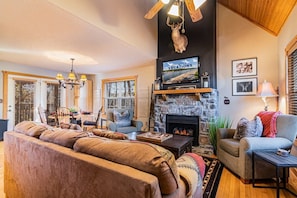 TV, fireplace, offices - Cedar Ridge Cabin, Stonebridge Village (Branson West)