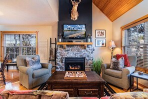 TV, lareira, escritórios