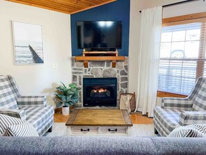 TV, fireplace, offices - Branson Cabin with Two Master Suites! (Branson West)