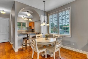 Dining - Walk In Condo, No Stairs!  Lakeview by Pool! (Reeds Spring)