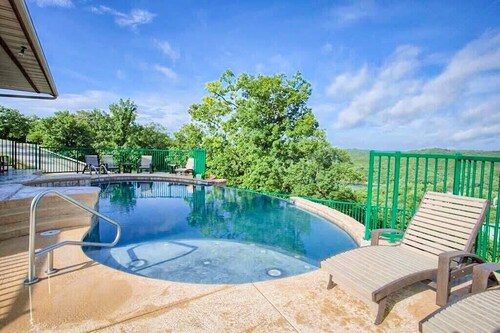 Walk In Condo, No Stairs!  Lakeview by Pool!